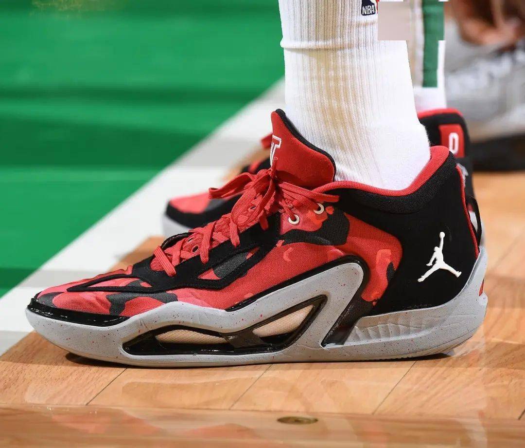 大小王对碰,他们都穿的什么鞋?_nike_比赛_詹姆斯