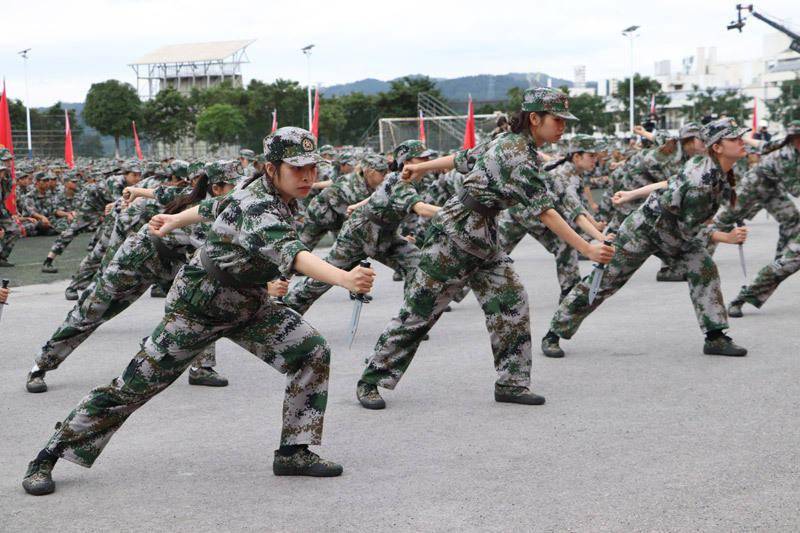 百色学院举行2023级学生军训成果汇报暨总结表彰大会_表演_队列_吴淑