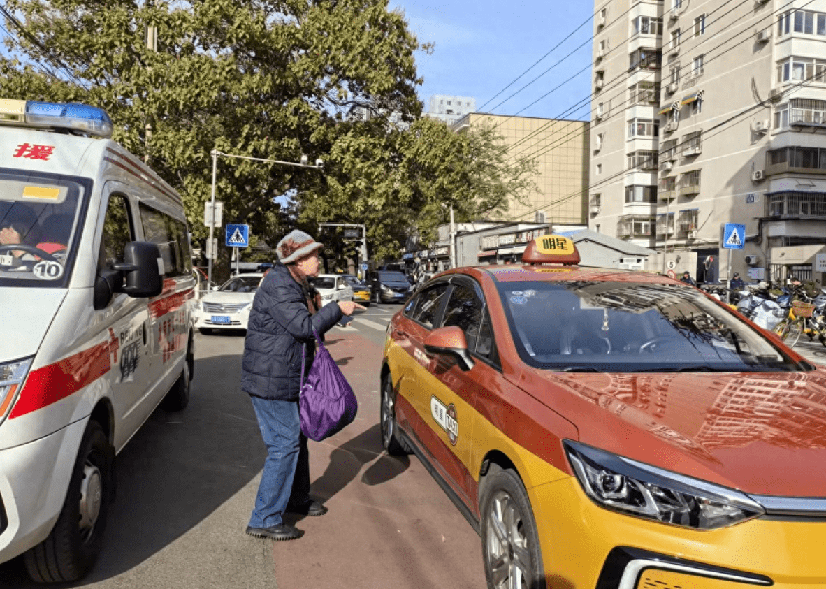 调查| 老人招手打车有多难?京城街头,记者实测_出租车_手机_东三环