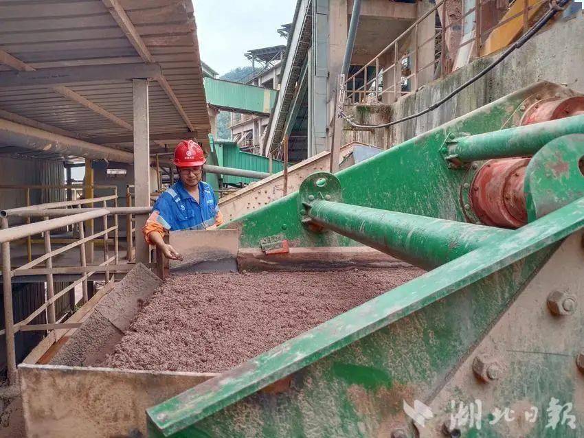 【典型引领】生产线上一尖兵——华新水泥(武穴)工业园骨料公司维修