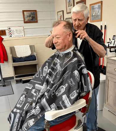 重操旧业再圆梦,美国91岁理发师开新店_罗伯特_工作_mark