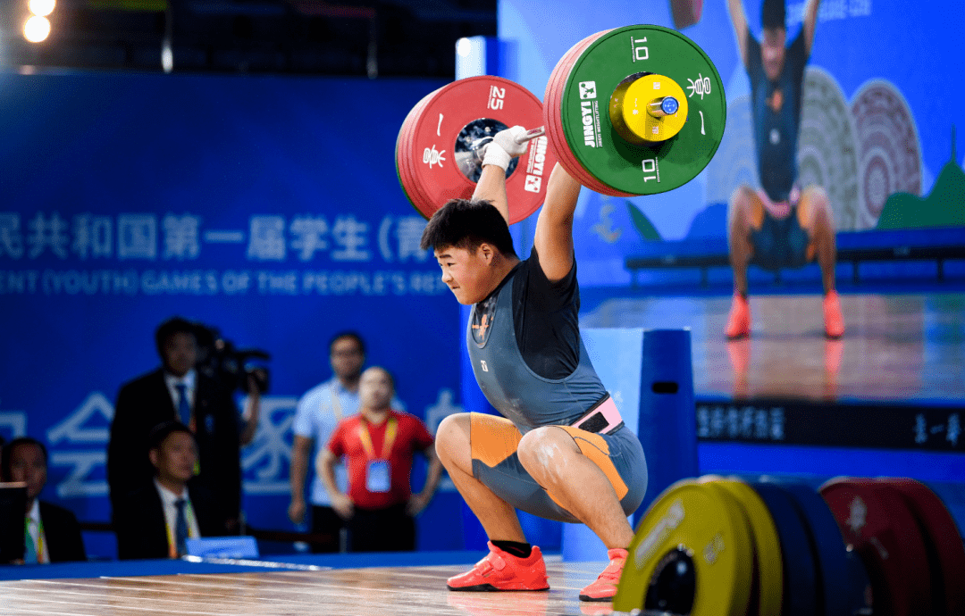 成都小将在学青会上刷新挺举全国青年纪录_抓举_重量_飞翔