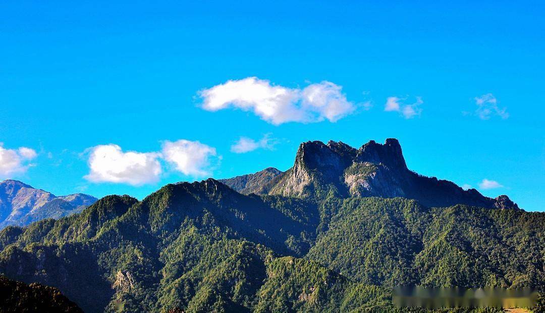 族自治州福贡县匹河怒族乡老姆登村对面高黎贡山北段有座形似皇冠的山