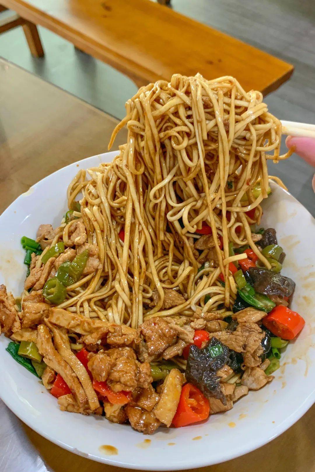 不锈钢盆里装着的平江香干以当地的黄豆制作而成,经过卤制和烘烤散发