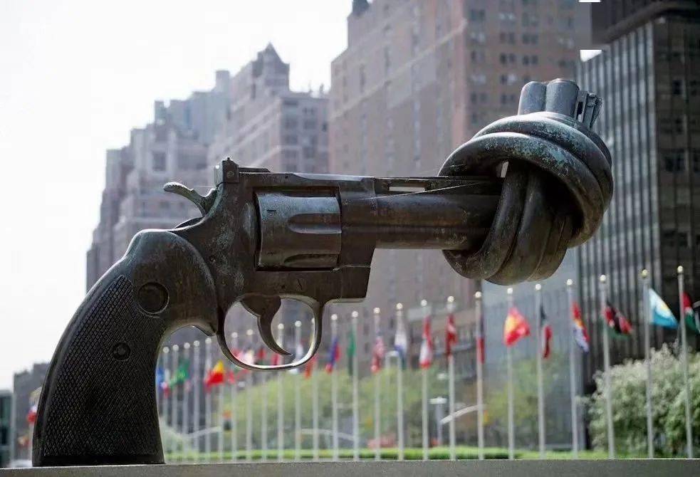 联合国总部标志性雕塑"打结的手枪",引发人们对战争与和平的思考 图源