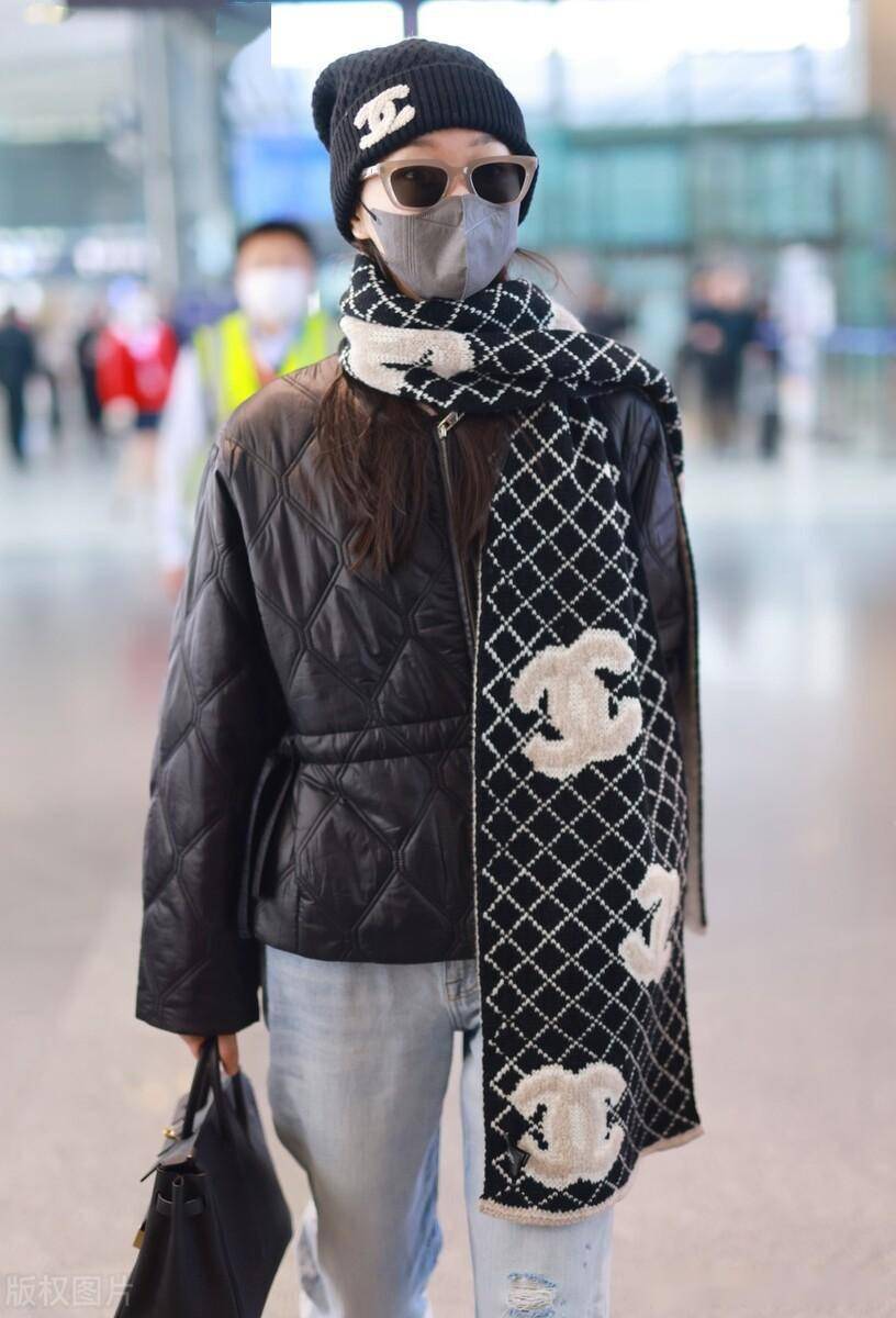 街拍:宋轶黑色棉服 牛仔裤 墨镜休闲时尚_chanol_机场_上海