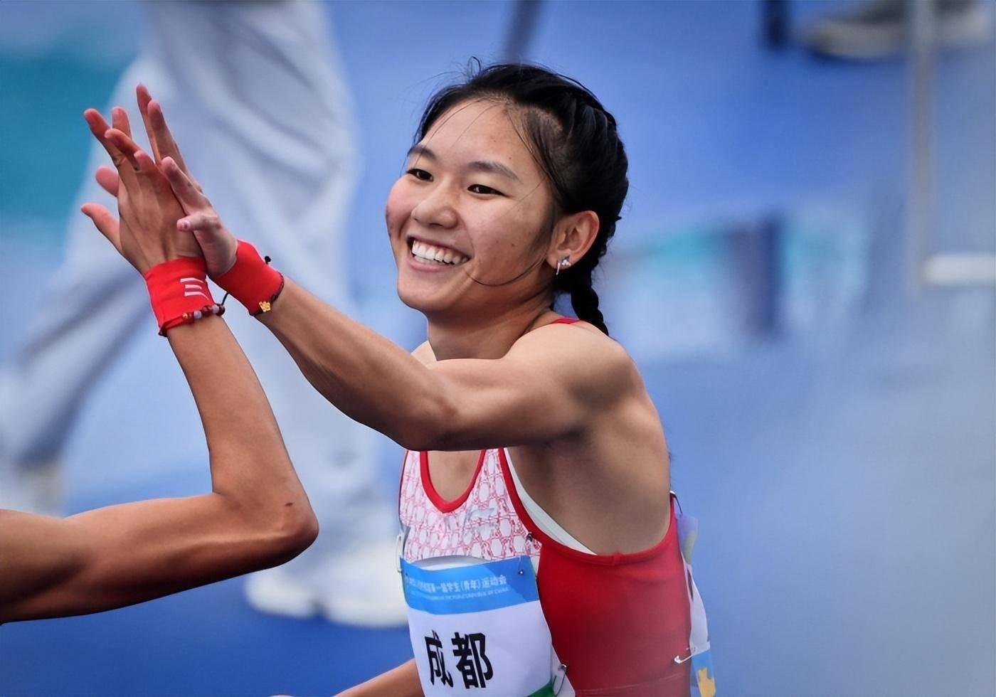 等不论,仅成绩而言,学青会赛场"最亮的星"就是17岁的短跑运动员刘英兰