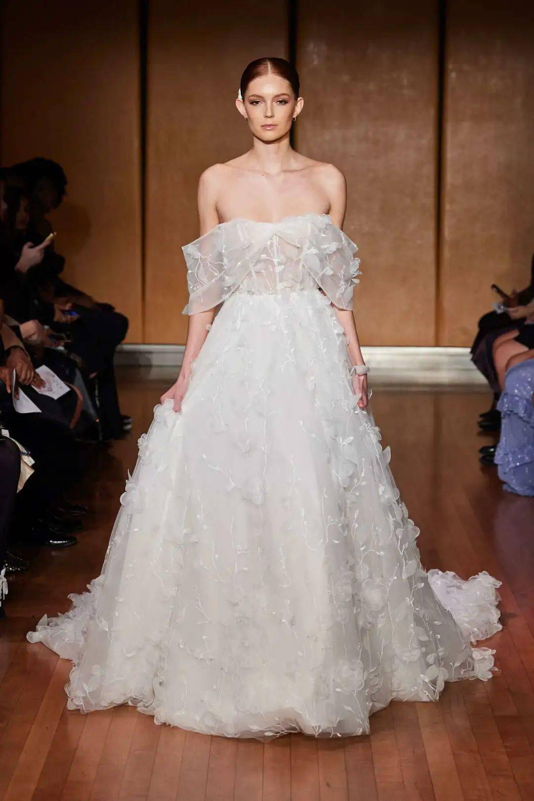 2024 年春季纽约时装周新经典色: brilliant white 明亮白_白色_礼服