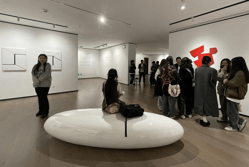 展览展出了宁波大学科技学院设计艺术学院李迪综合绘画工作室20余位大