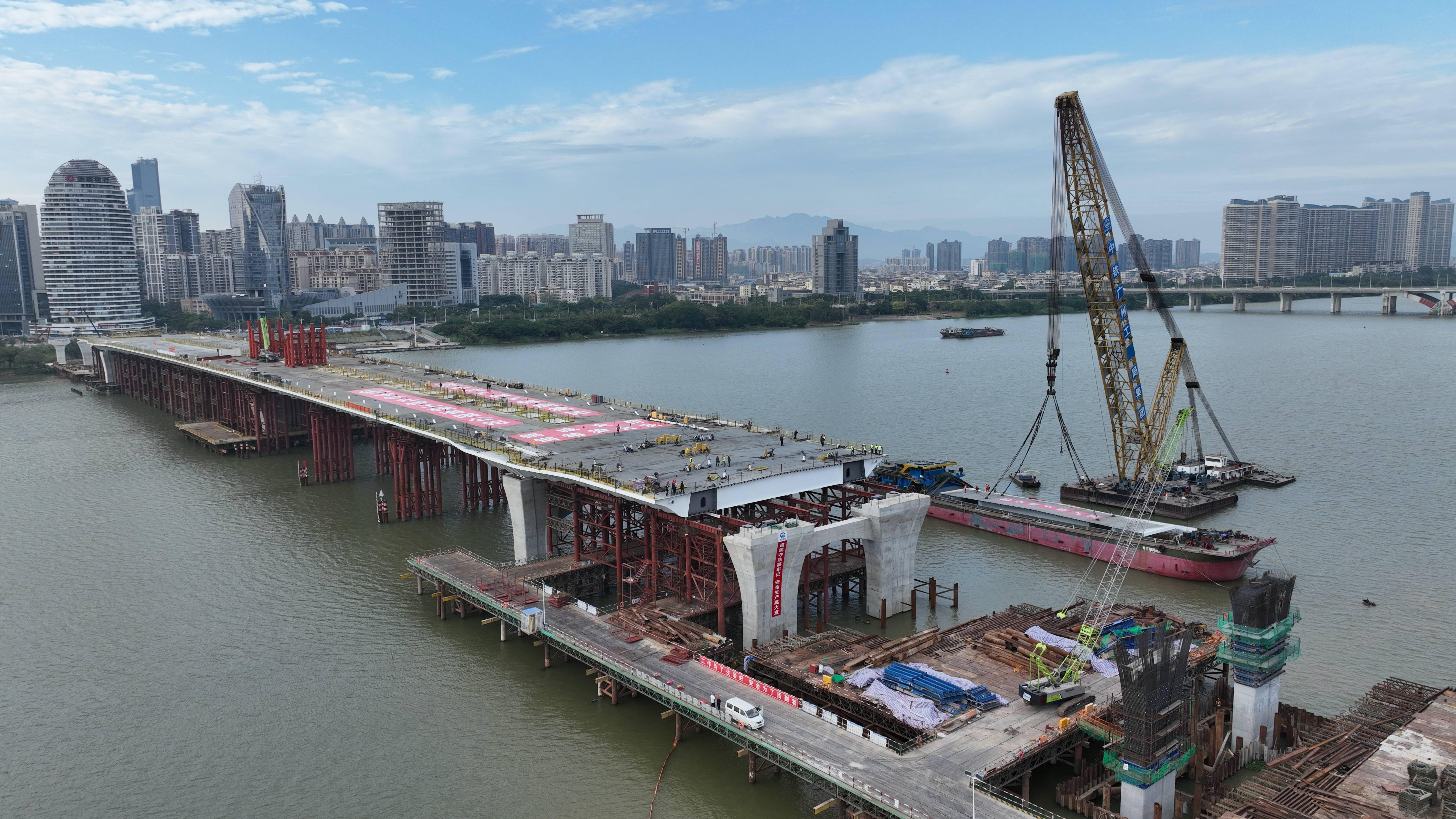 惠州鹅城大桥项目主桥钢梁合龙
