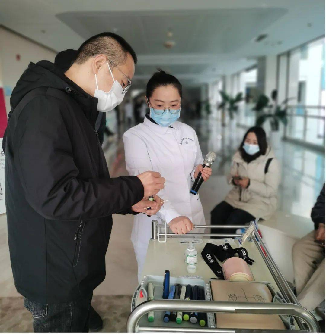 糖尿病专科护士为患者示范并指导胰岛素注射笔的使用方法和技巧