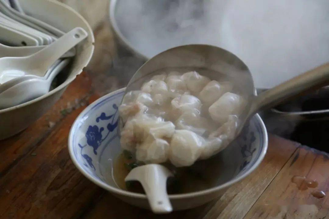 南丰清汤是南丰县的一道著名传统小吃,其选料讲究,做工精细,主料宜选