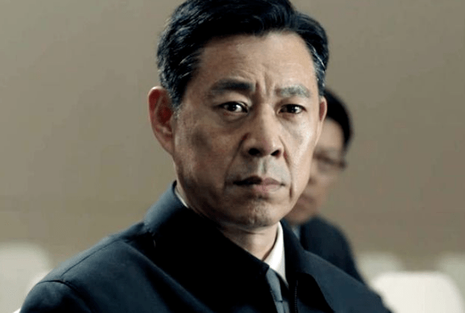 如今的张丰毅,主打一身正气