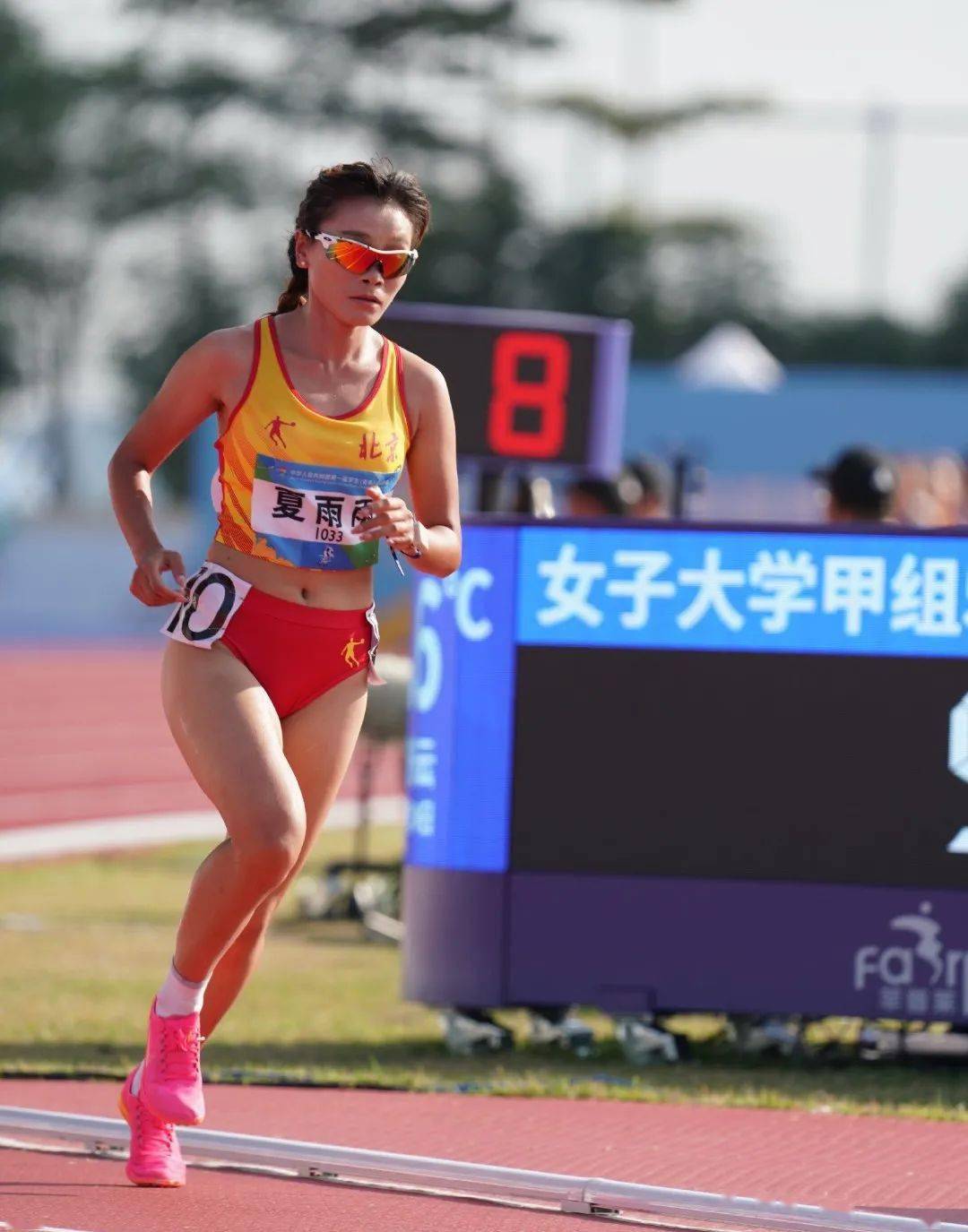 夏雨雨比赛中在中学组男子4×100米接力比赛中,小将张佳俊再次展现