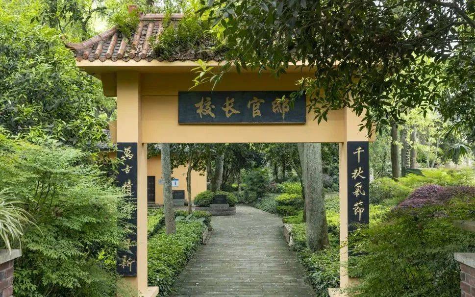 ③南温泉公园温泉南温泉最早发现于北宋初年,明万历五年开始挖掘利用.