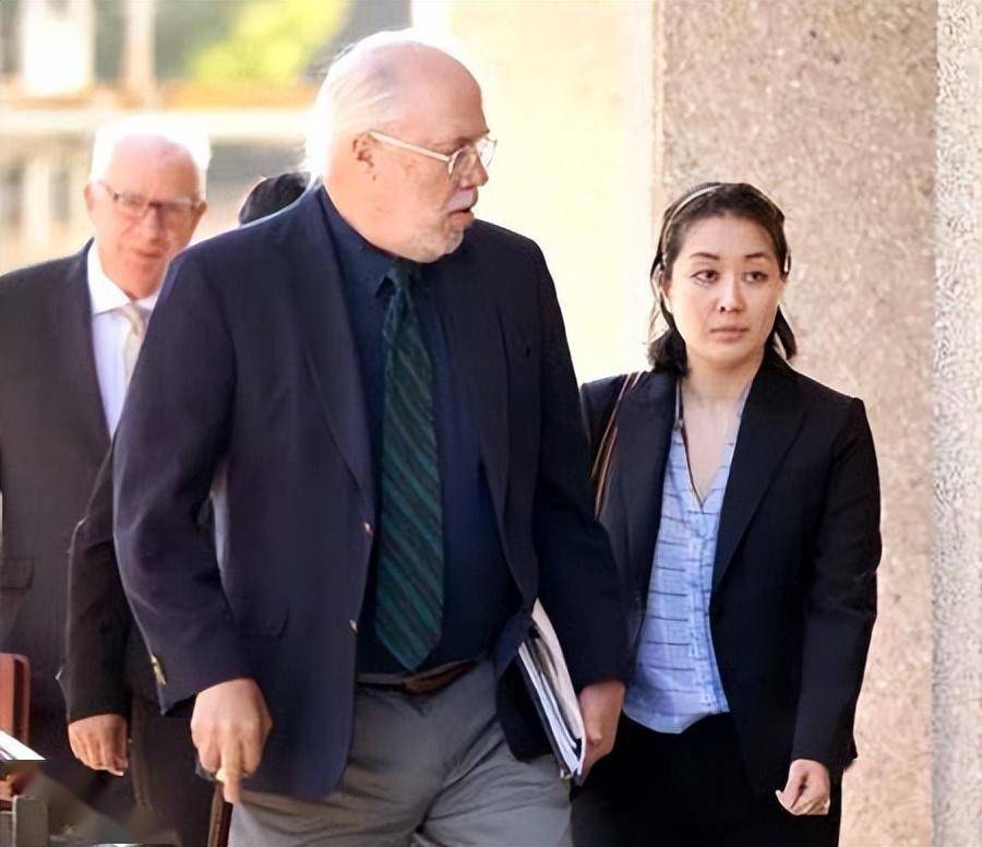 李凡尼母亲每天要商谈业务,李凡尼就自己出去玩耍,由