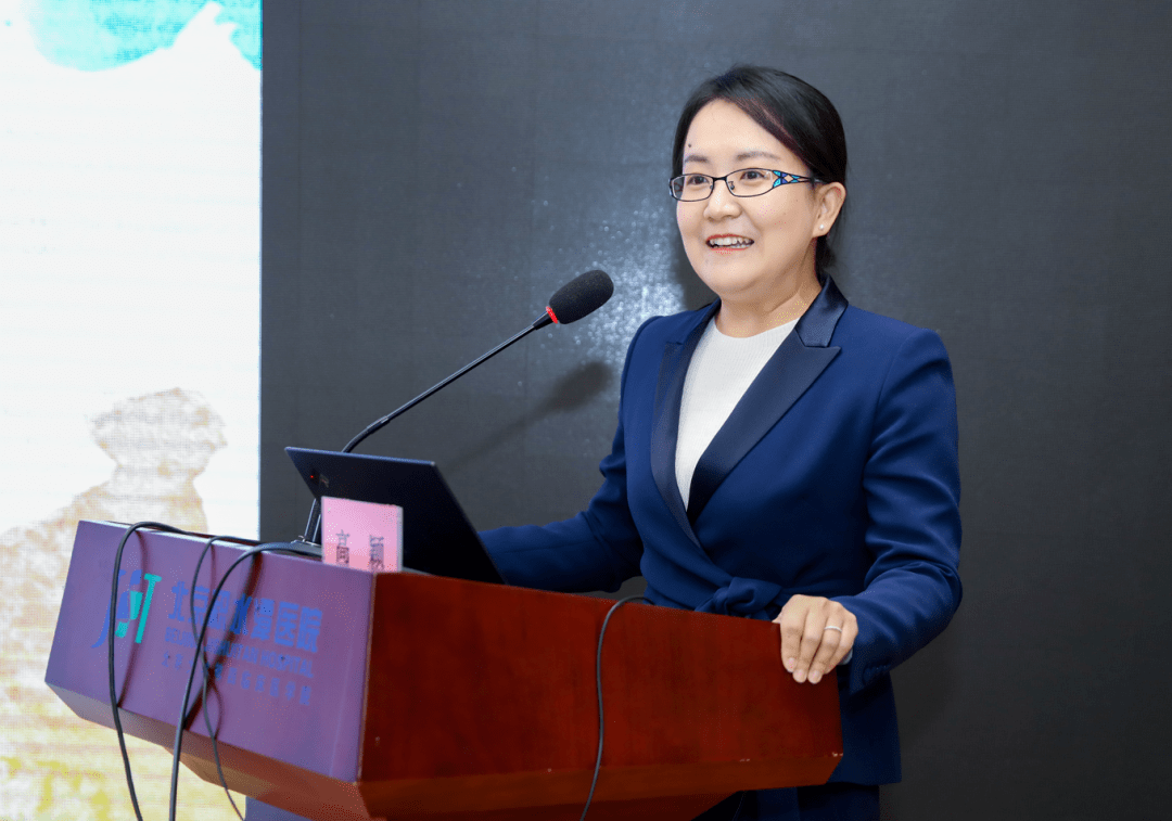 李欢团委书记(左一)为三位讲者颁发"青年榜样"聘书我院团委书记王含