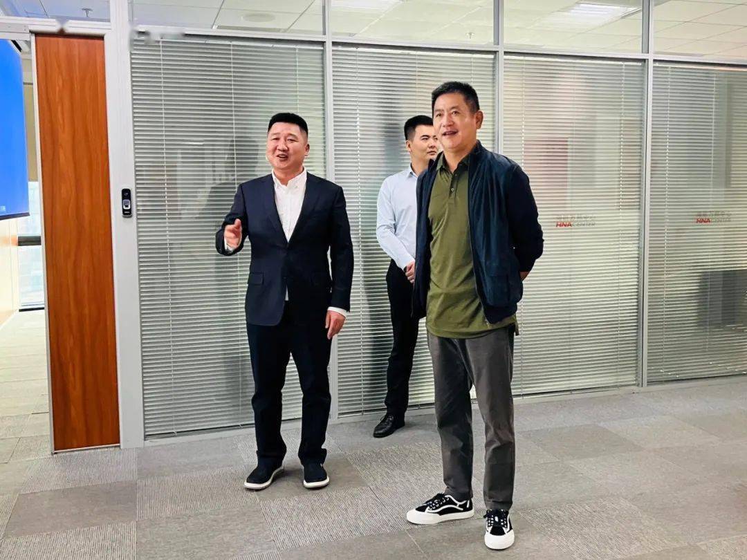 赵权董事长详细听取了青岛万邦中心管理团队的工作汇报,与干部员工