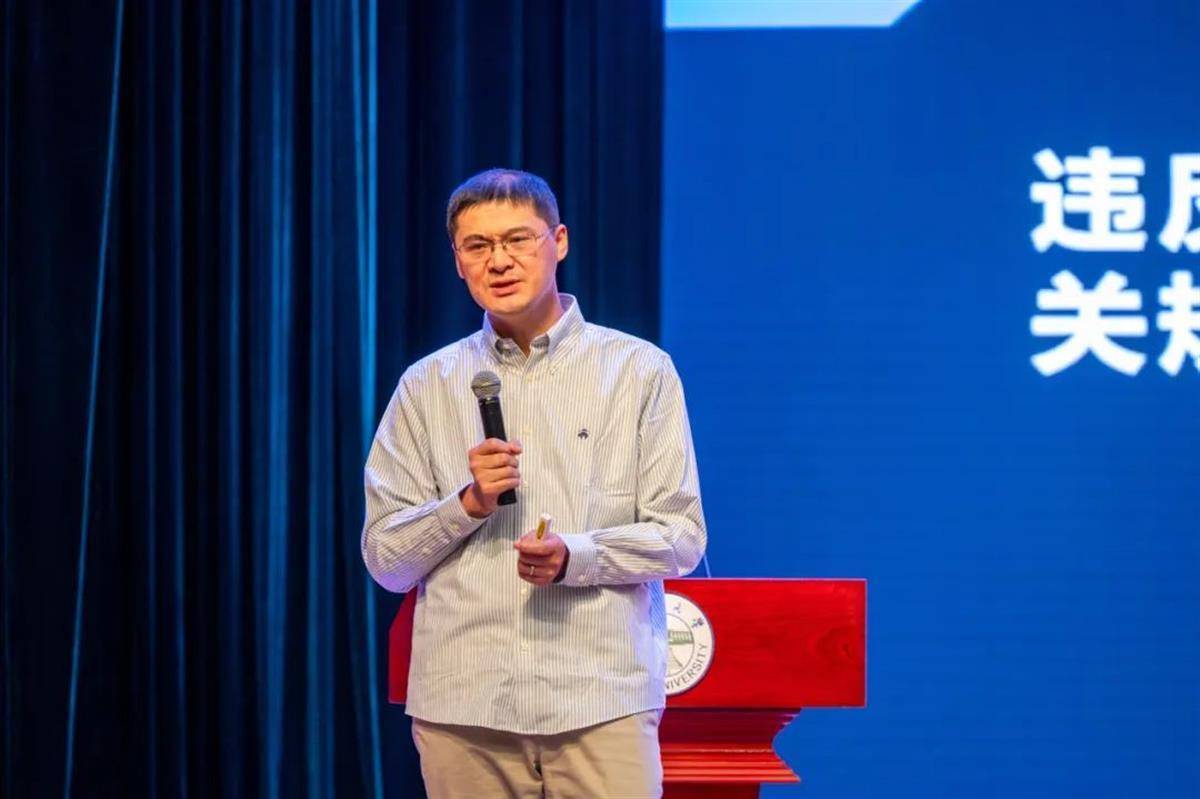 罗翔辟谣"一夜白头":现场灯光打在头上显白,还有人故意用变老软件