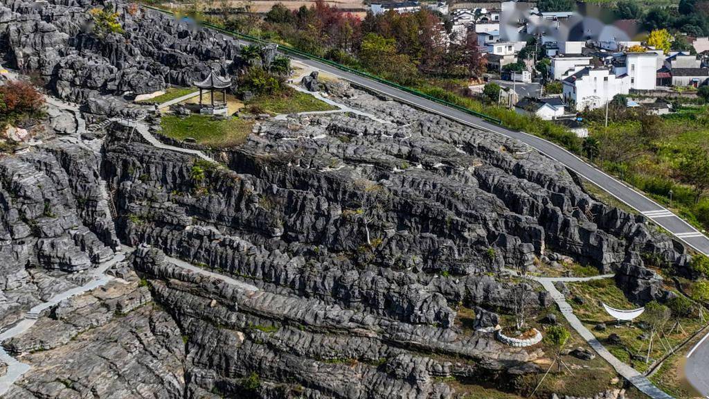 安徽黄山:西递石林喀斯特地貌层层叠叠 千姿百态