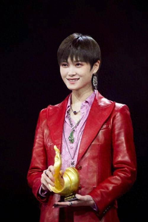 33岁的李宇春为何至今无人敢娶?揭秘娱乐圈背后的秘密!