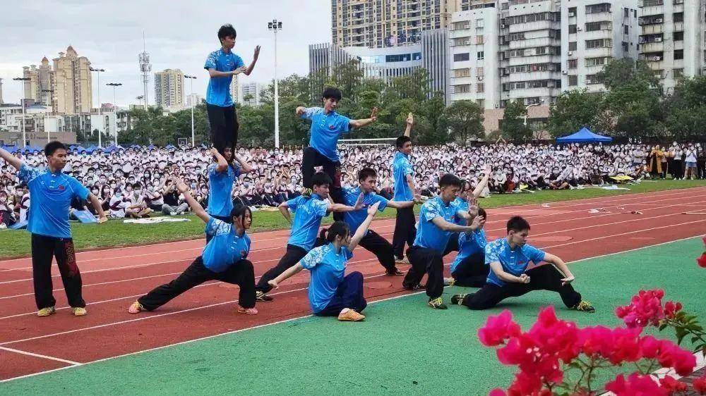 珠海一中平沙校区武术队,舞龙队的精彩表演,掀起了运动会开幕式的高潮