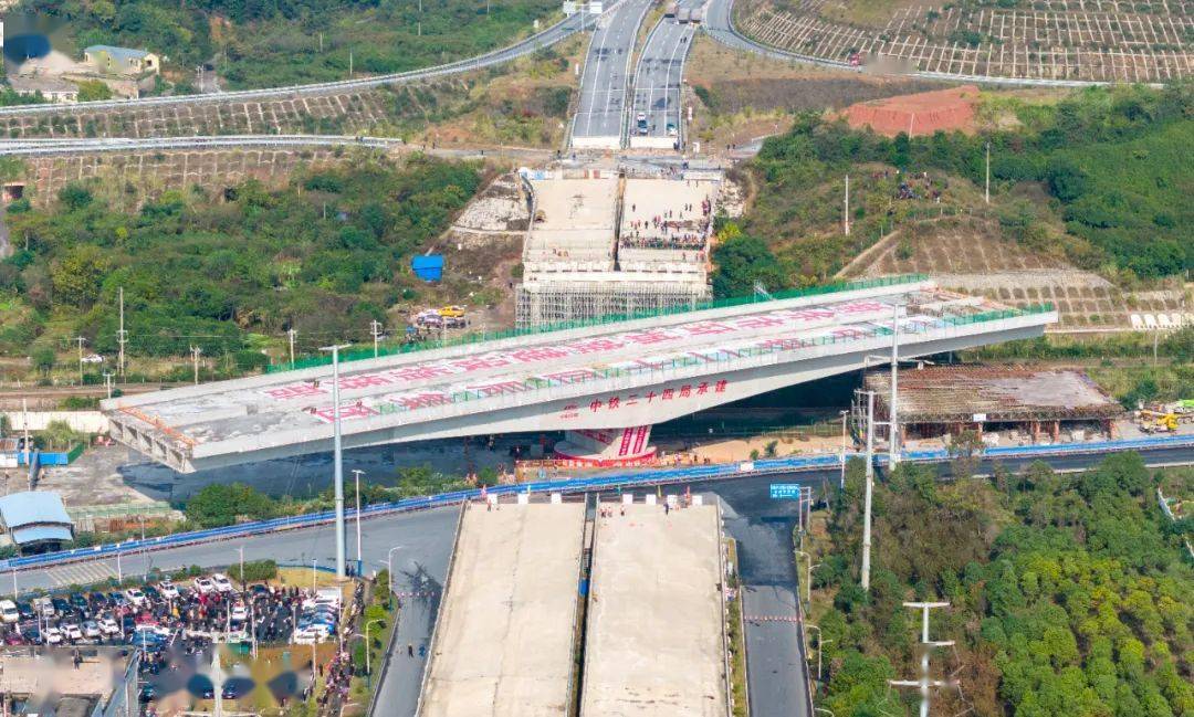 新余市环城路万商红转体桥成功合龙!