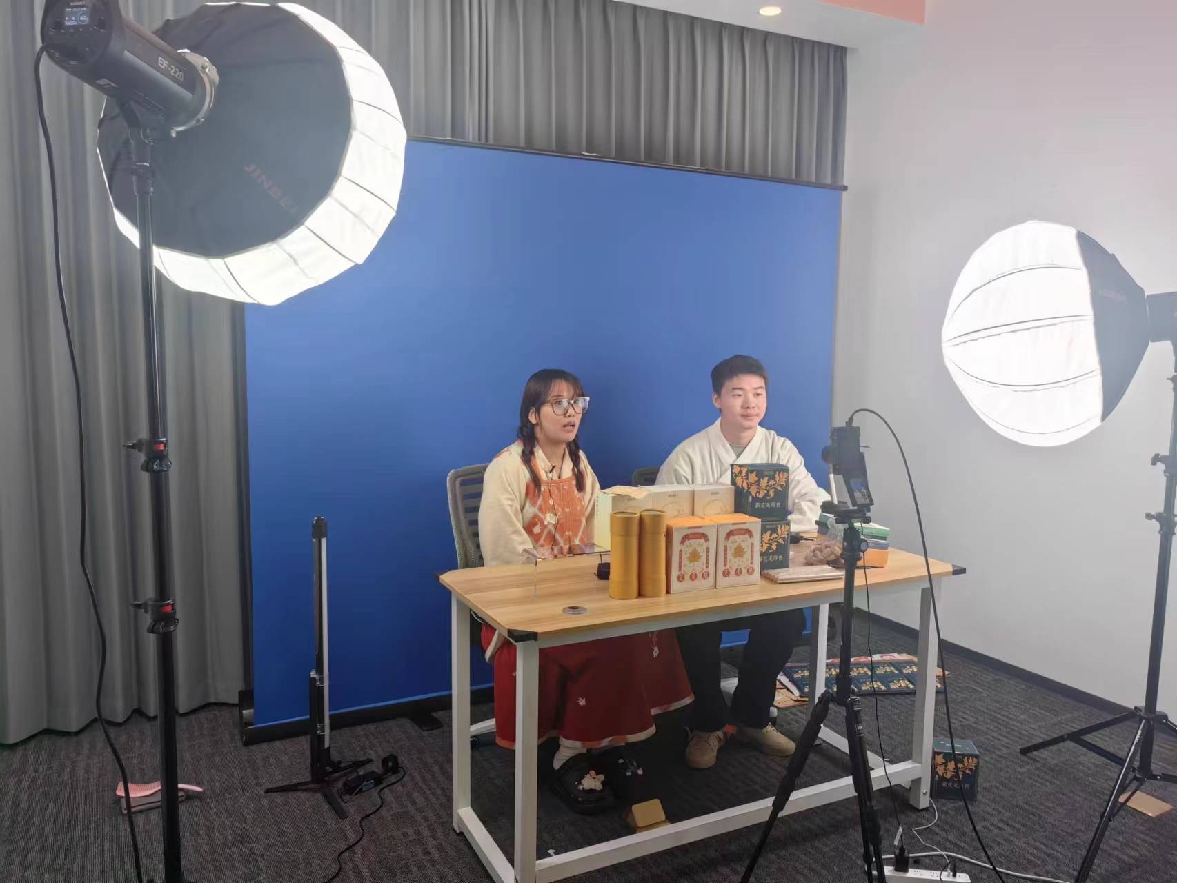 网红直播基地开进田间地头,这个镇以"田间直播带货"助力乡村振兴_万祥