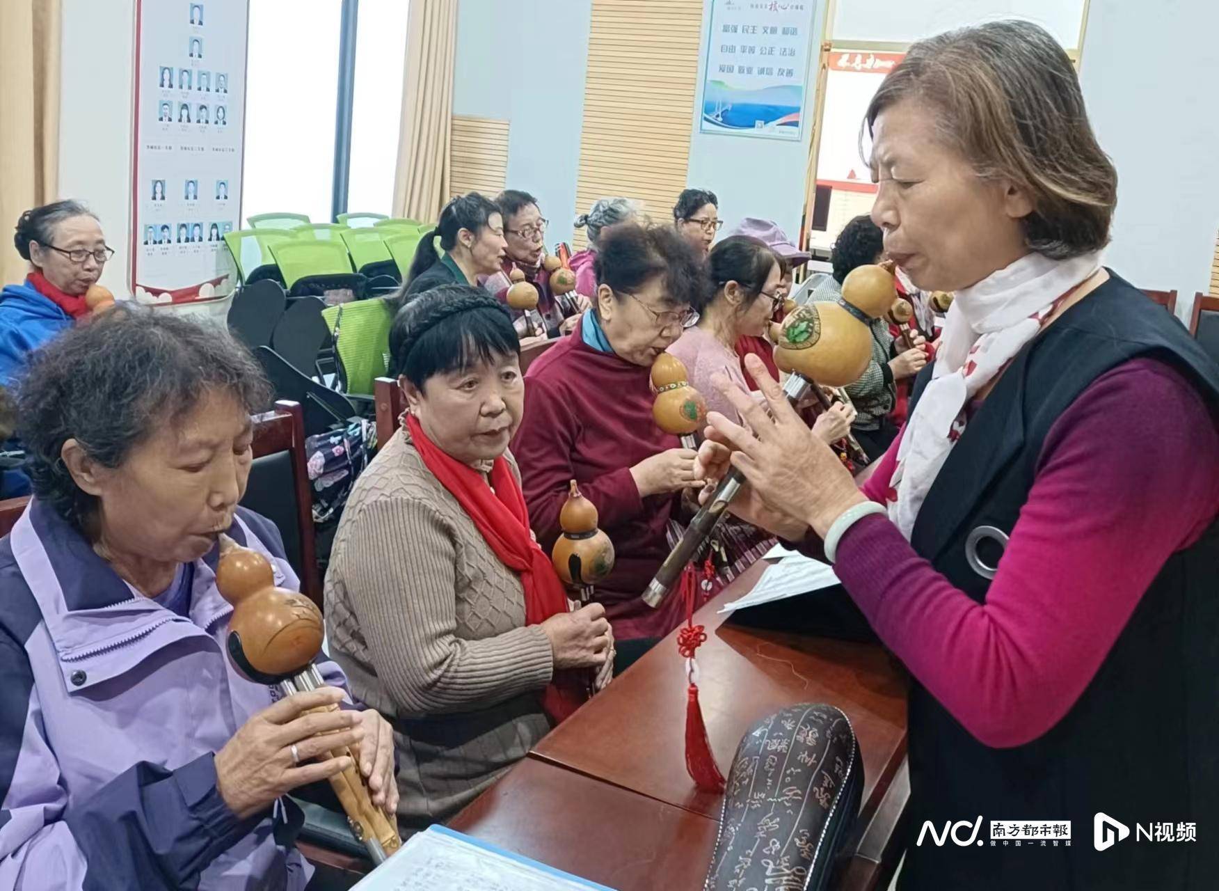 珠海"社区能人"邓世杰:以葫芦丝建起长者的"精神家园"_演出_老人_西城