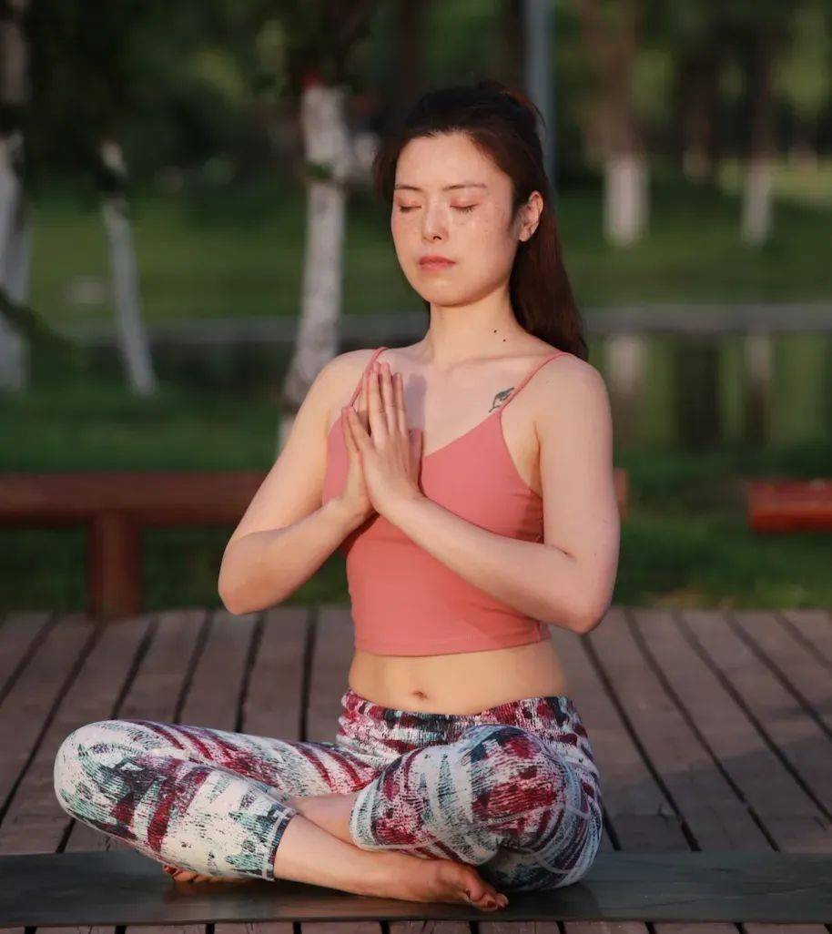 带着自己研发的这套瑜伽,王蕊参加了世界瑜伽大会,震惊了无数瑜伽界的