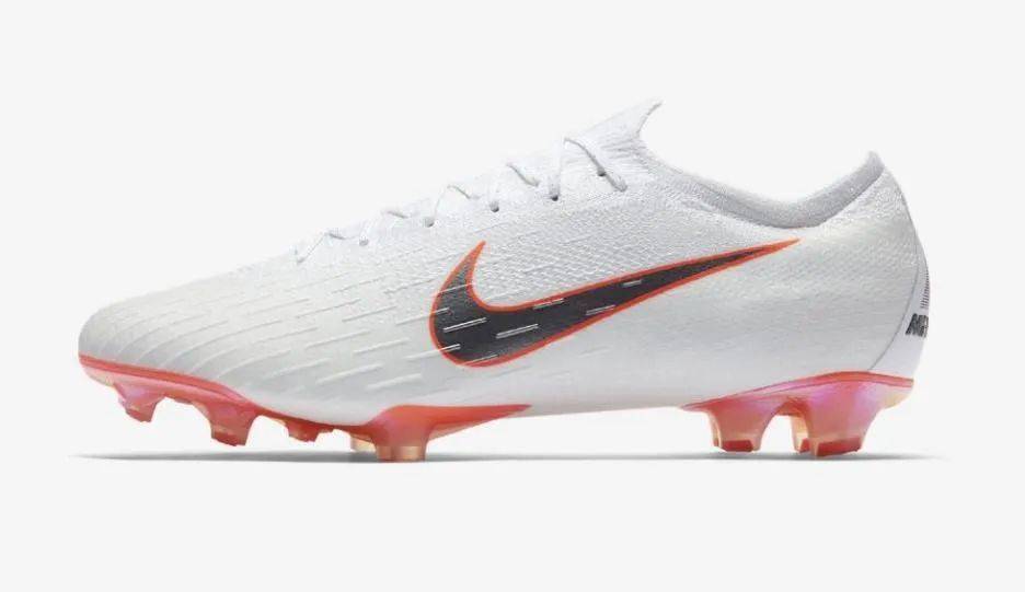 从2015年至今,nike mercurial"刺客"足球鞋陪伴武磊走过了8年时间,近