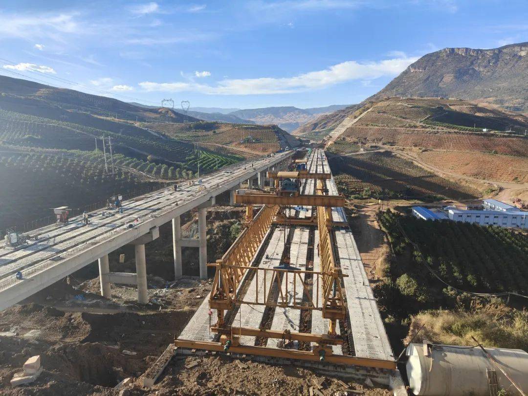 作风革命 效能革命丨宾鹤高速幸福中桥,香草坪大桥全部梁板吊装完成