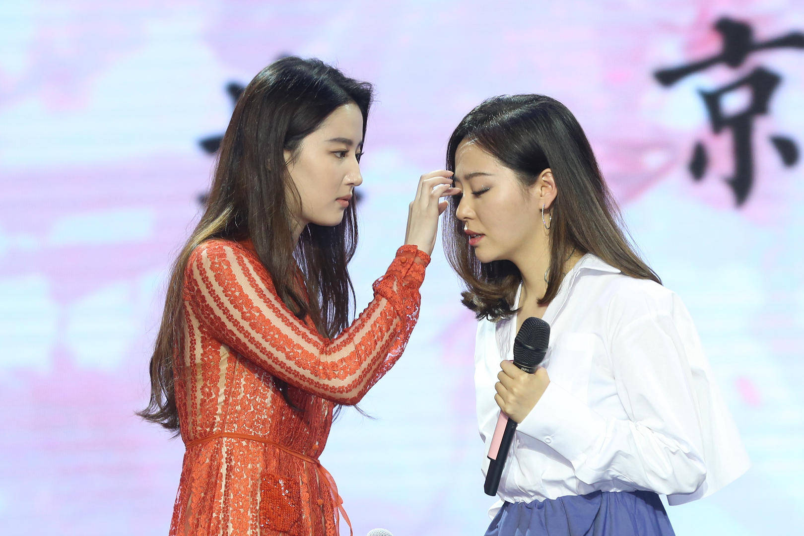 张靓颖晒与刘亦菲自拍,网友:闺蜜组太美了_星愿_活动_迪士尼动画