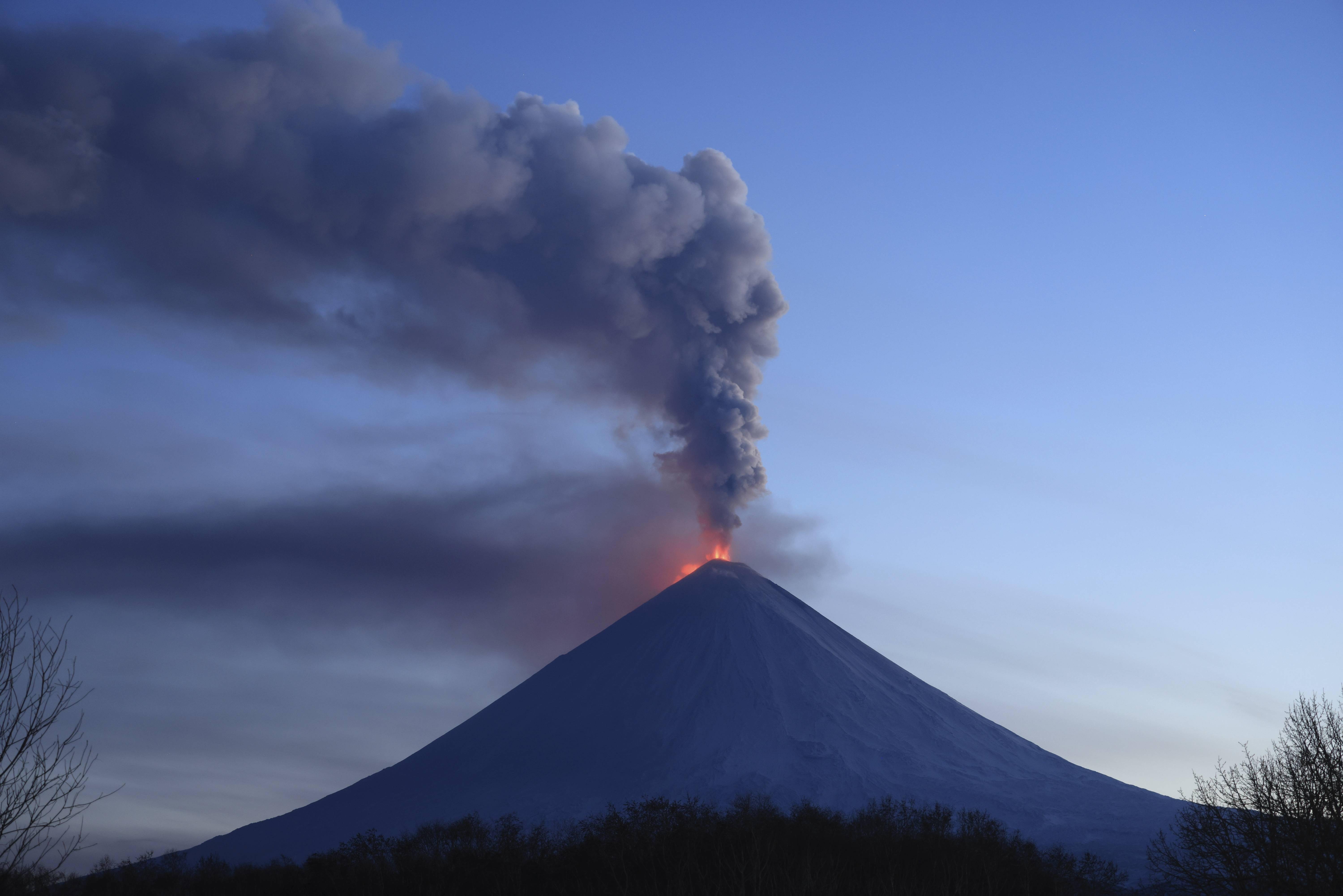 《新闻周刊》网站11月16日报道,全球有46座火山处于持续喷发状态,其中