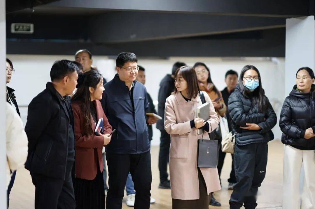 参观结束后各位老师齐聚四楼会议报告厅,易县教体局副局长宋洋表示七