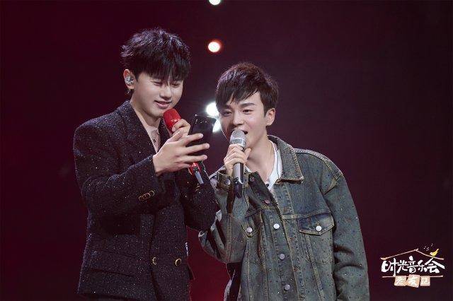 当张杰和沈凌一同出现,一位在舞台上散发魅力,一位在舞台下加油打气