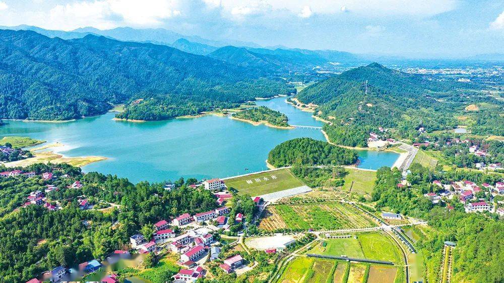 近年来,依托得天独厚的山水资源优势,古港镇梅田湖村聘请湖南科技大学