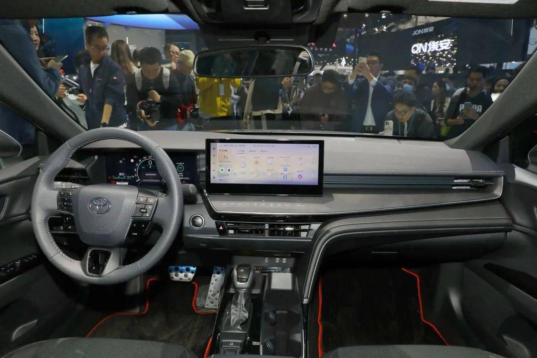 此外10英寸hud抬头显示,无线carplay,华为hicar等也都配足