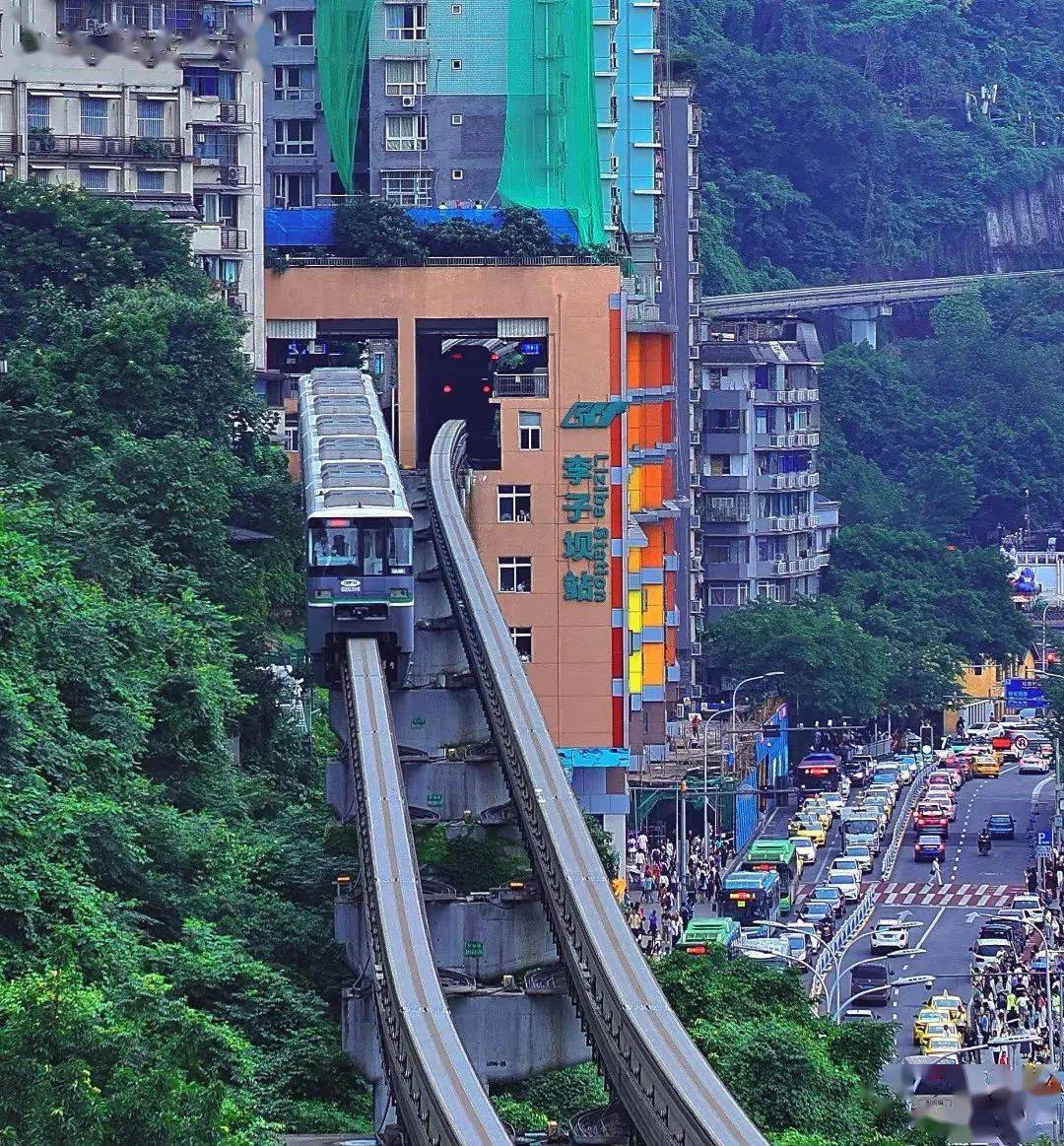 而"轻轨穿楼",凭借其独特的视觉体验,吸引一众游客前来打卡,成为了来
