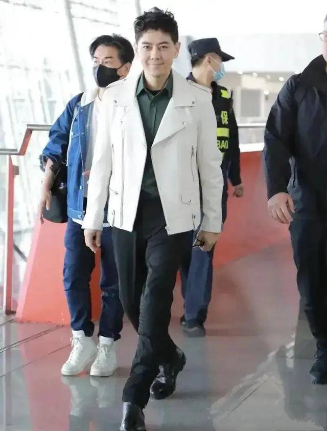 《林志颖黑白搭配展现好身材,白色皮夹克成焦点》_时尚_活动_成为了