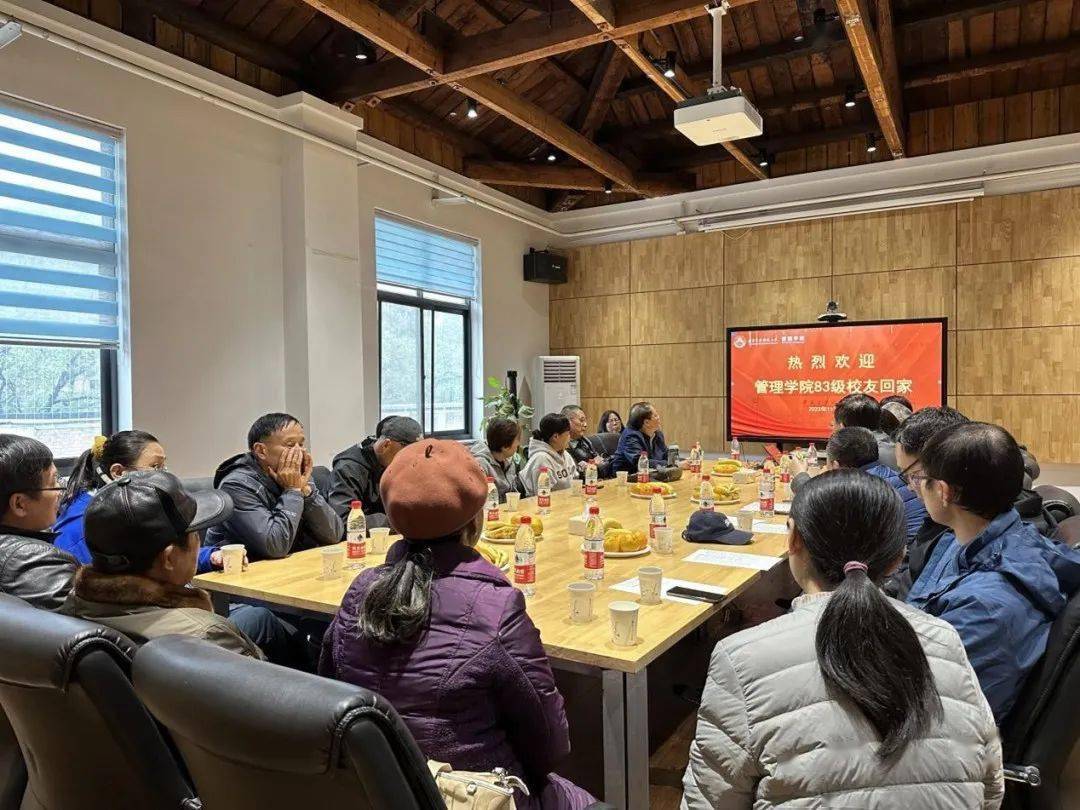 高志坚,mem中心主任刘天利,特邀教师桑宽性,杨茂盛及各专业教师代表参