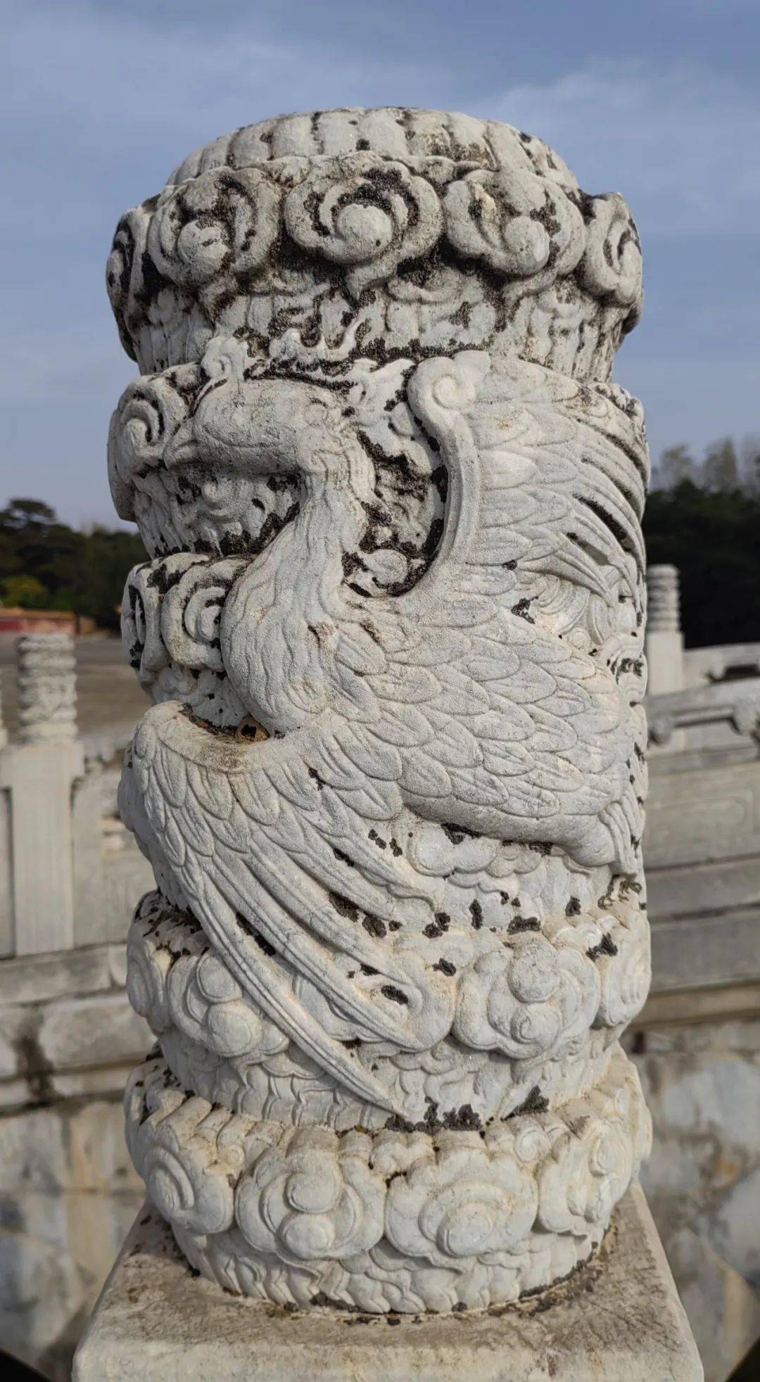 石拱桥望柱柱头上雕刻的花骨朵,荷花,龙凤图案;石牌坊柱础上雕刻的
