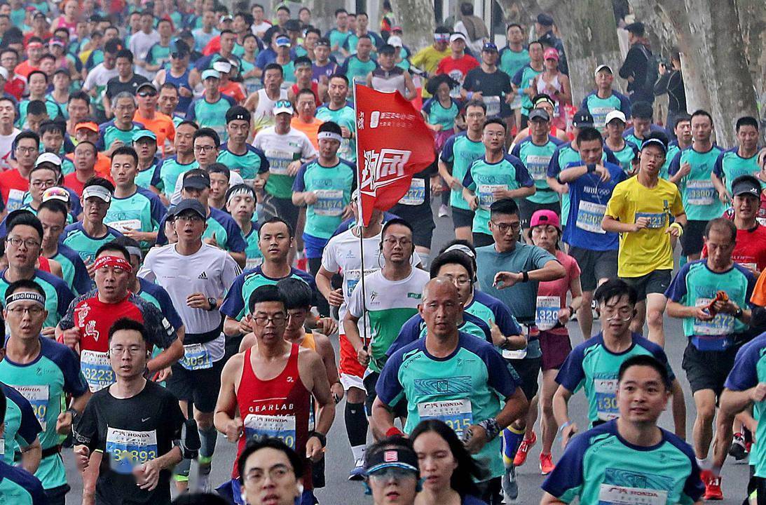 今年的杭州马拉松名额依然紧俏得很,据杭马官方数据,2023杭州马拉松