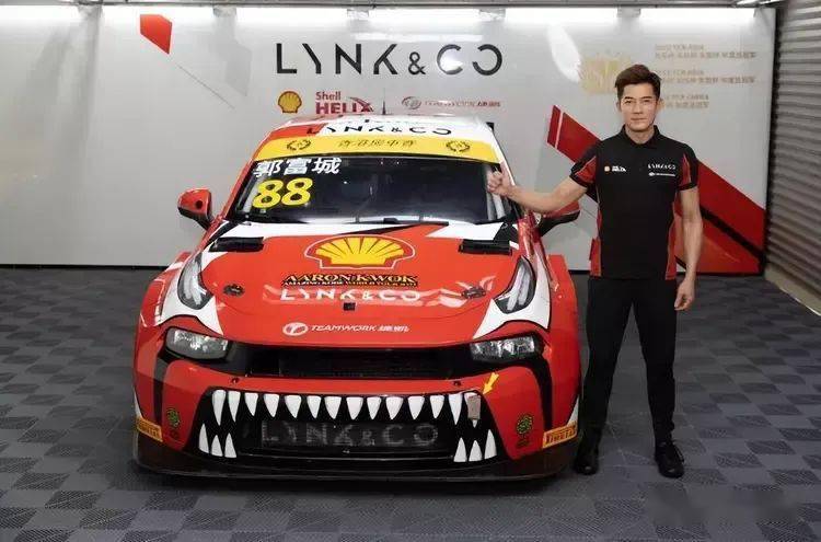 香港艺人郭富城在赛车比赛中遭遇意外事故,车辆失控撞向护栏,现场一片