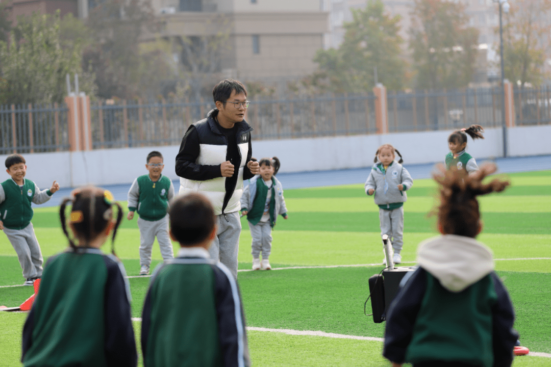 二,评课交流课后,无锡市梅村实验小学教育集团的体育老师们各抒己见