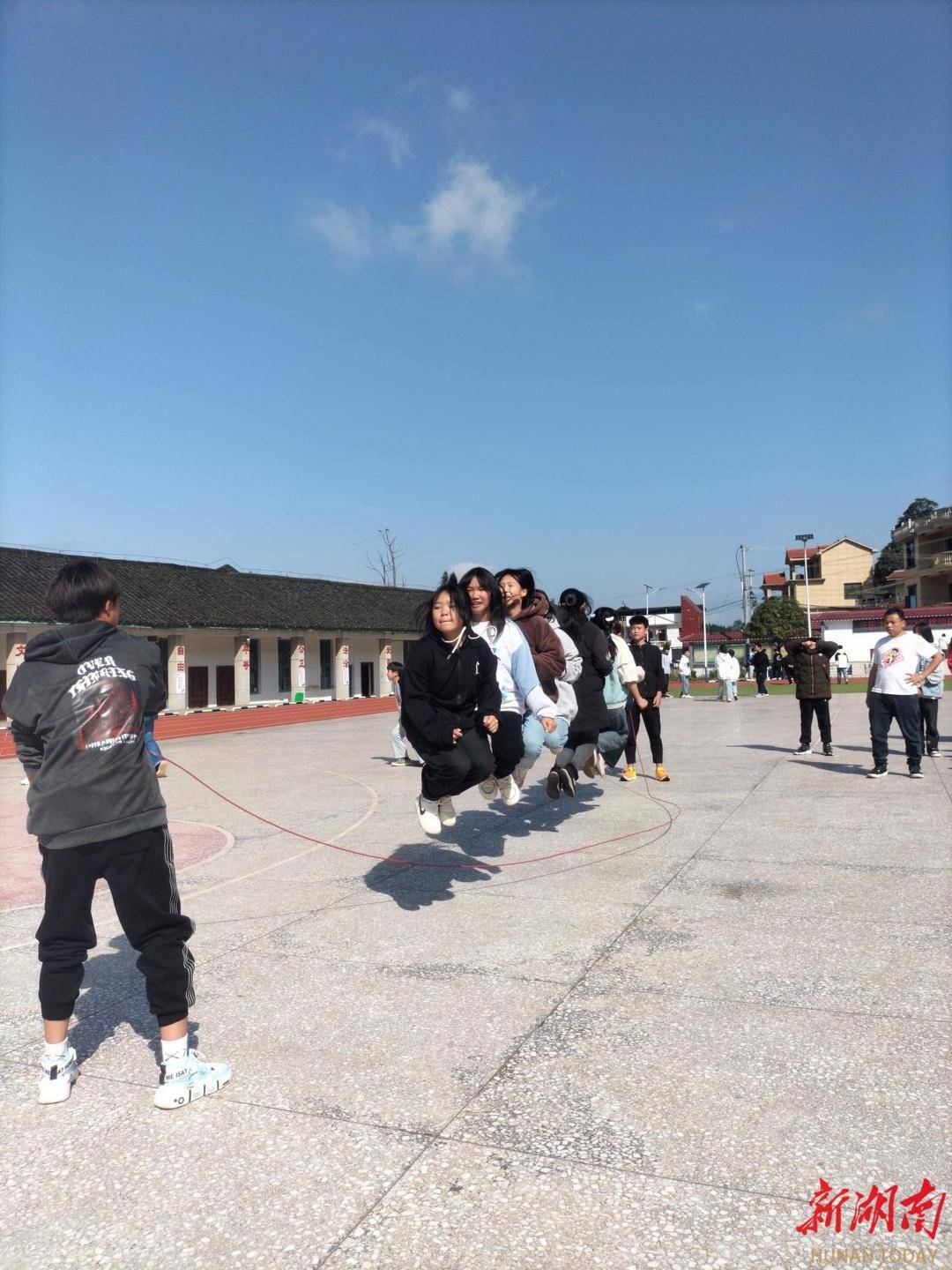 带着拼搏劲 一起向未来——花垣县长乐乡中学举办秋季田径运动会_素质