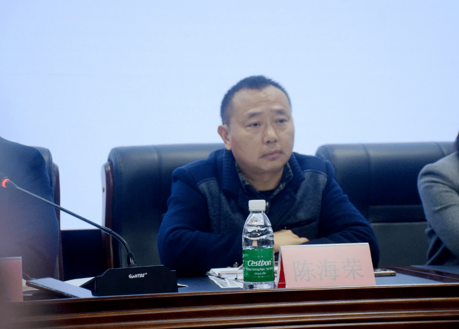 书记罗爽,外国语学校校长何涛,党委副书记陈海荣,副校长张小敏,邓政