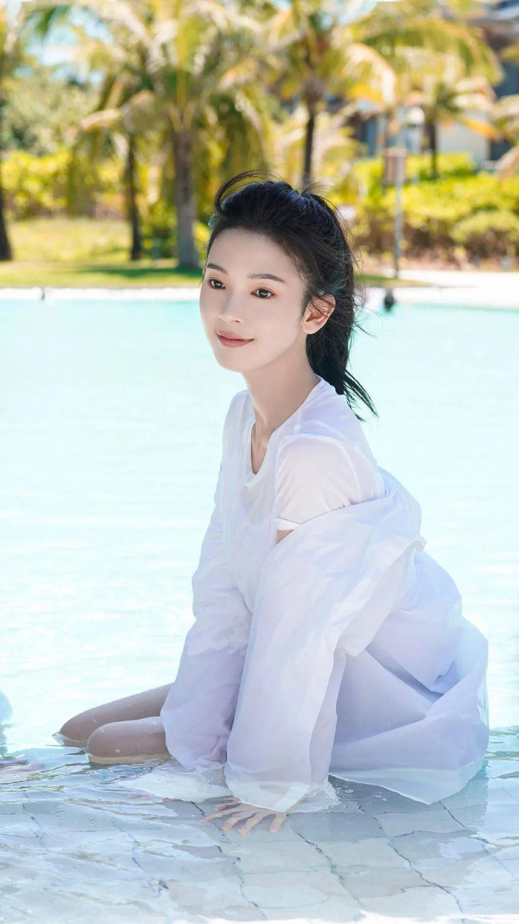 陈瑶当初跳出小糖人这个大坑,签到了一家实力不算很好的公司,但贵在