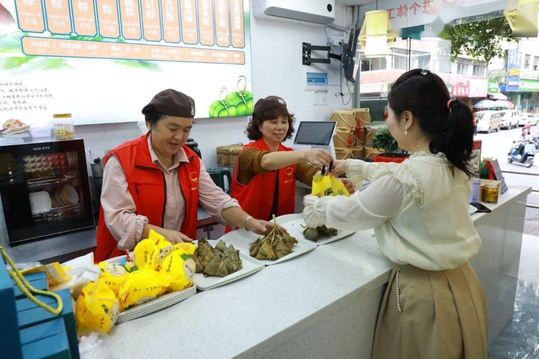 清香的手工粽销售粽子,柚子,香芋等农副产品利用线上加线下模式张海平