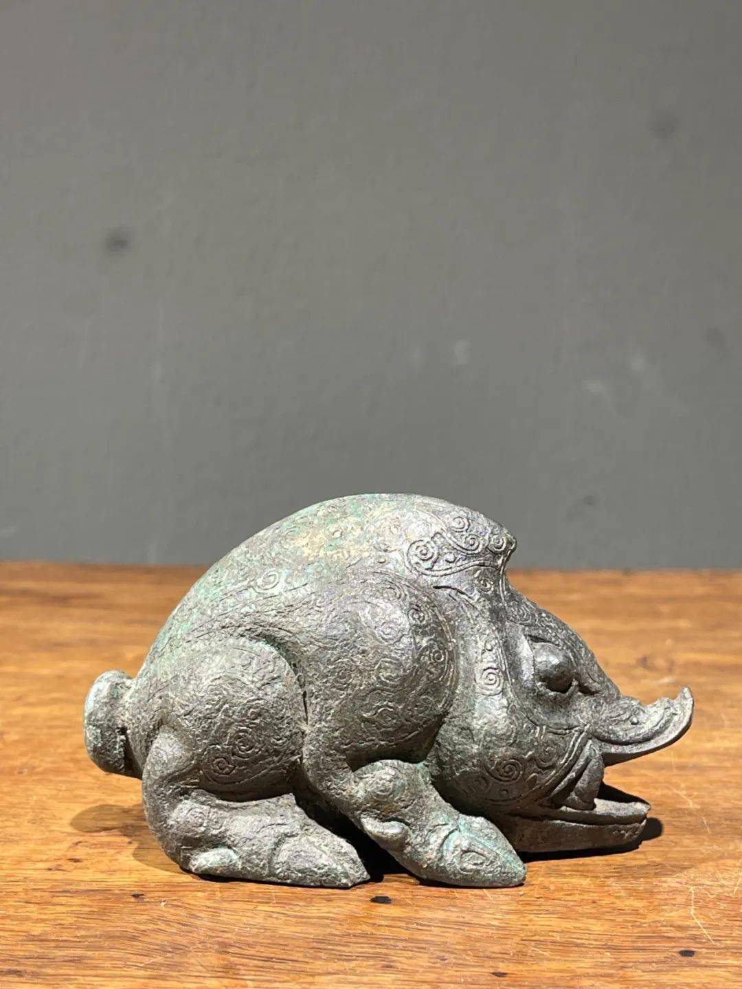 这是一件年代久的文人书桌上高古图腾纹饰臥猪,此件文人气特别浓厚的